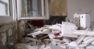 Демонтаж хрущевки в Чистополе - удаление старых полов и стен по выгодной цене от 1748 рублей.